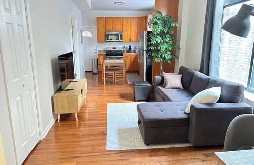 West Town Apartment | Beautiful 2BR apartment in vibrant West Town, close to FultonMarket and Downtown
