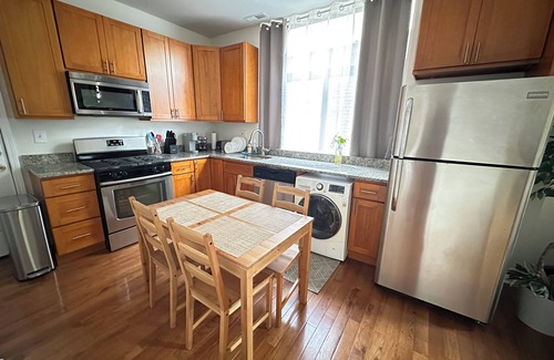 West Town Apartment | Beautiful 2BR apartment in vibrant West Town, close to FultonMarket and Downtown