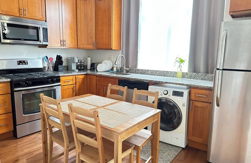 West Town Apartment | Beautiful 2BR apartment in vibrant West Town, close to FultonMarket and Downtown