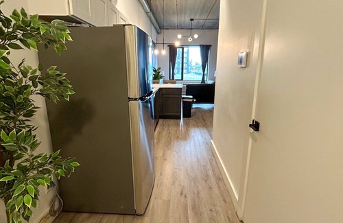 Elizabeth Apartment | Beautiful 2BR Next to Airport 5439