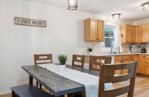 Seward Apartment | Beautiful 3 Bed/1 Bath Duplex in a quiet neighborhood near downtown Minneapolis