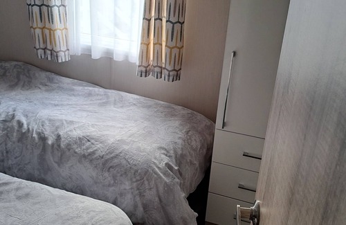 Lydd-on-Sea Cabin | Beautiful 3-Bed Lodge in kent