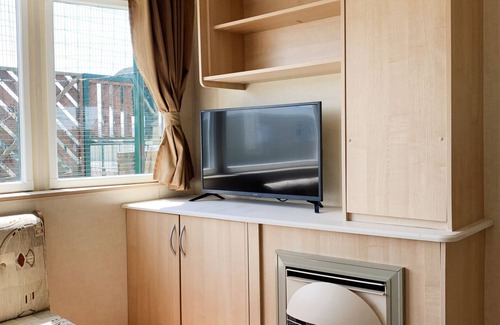 Colchester House | Beautiful 3-Bedroom Caravan at Mersea Island