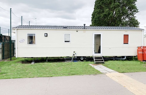 Colchester House | Beautiful 3-Bedroom Caravan at Mersea Island