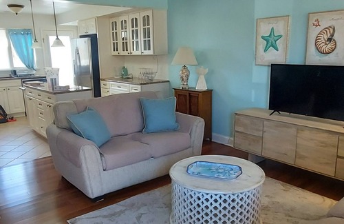 Village Green House | Beautiful 3 Bedroom, 2 Bath HomenOpen Concept, Sleeps 6