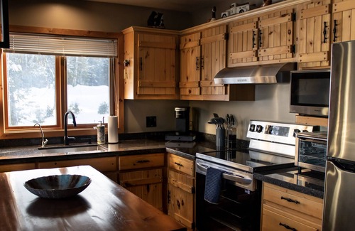 Strong Cottage | Beautiful 3 Bedroom Cottage located on Deer Lake!
