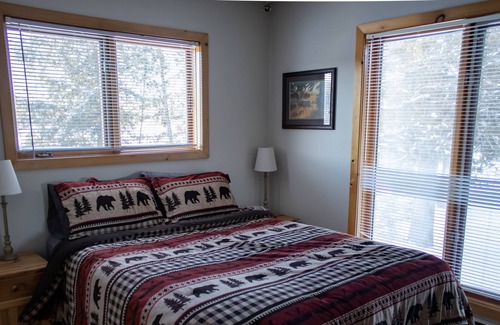 Strong Cottage | Beautiful 3 Bedroom Cottage located on Deer Lake!