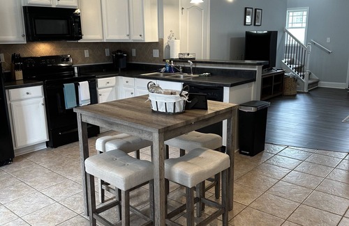 Athens House | Beautiful 3 bedroom townhome