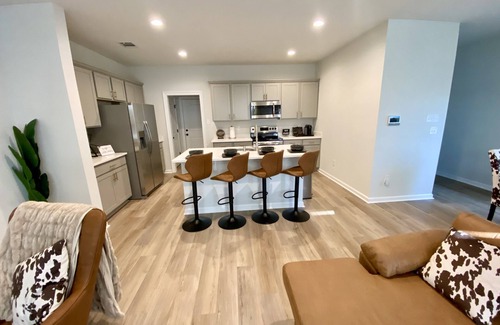Highlands - Perkins House | Beautiful 3 bedroom home with a Pond View Near LSU! Centrally located.