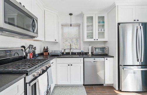 Newport East House | Beautiful 3BR updated home near Newport