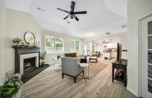Barker House | Beautiful 4 bdrm 2.5 bath home with pool and spa-Lawn and Pool Care included!