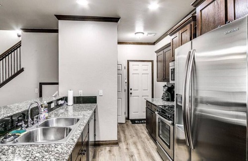 Central Oklahoma City House | Beautiful 4 Bed House With King Bed & HOA Park