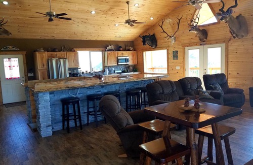Corral Cabin | Beautiful 4-bedroom cabin with WiFi, AC in superb Fairfield