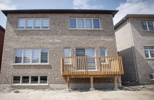 Innisfil House | Beautiful 4 bedroom home, close to the beach in a family neighborhood.