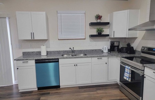 Columbus House | Beautiful 4 Bedroom Vacation Home in Columbus Ohio with Garage Parking