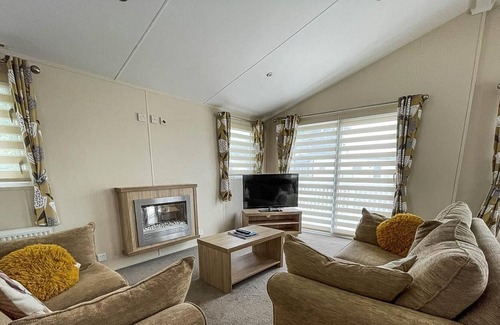 Hunstanton Cabin | Beautiful 4 berth lodge with decking near Hunstanton Beach, Norfolk ref 23039dB