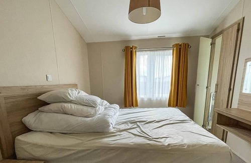 Hunstanton Cabin | Beautiful 4 berth lodge with decking near Hunstanton Beach, Norfolk ref 23039dB