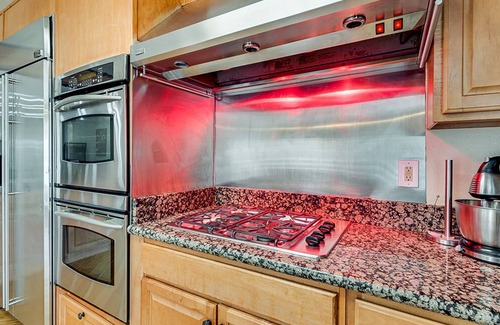 Las Vegas House | Beautiful 4bedroom,3bath ,5bed,2 sleep sofa,10 min Downtown,Pool,Hot Tub!Game!