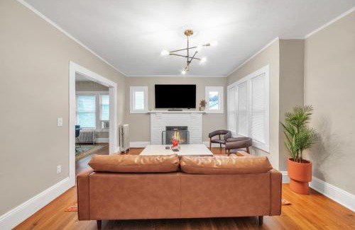 Springfield House | Beautiful 4BR 2 Bathroom House with Parking