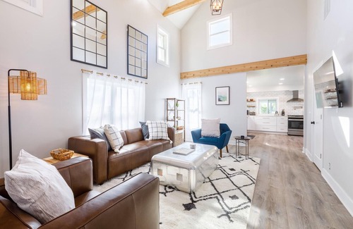 Salem House | Beautiful 4BR/3BA Farmhouse Escape W/Jacuzzi!
