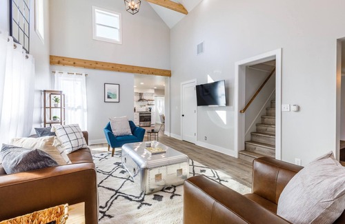 Salem House | Beautiful 4BR/3BA Farmhouse Escape W/Jacuzzi!