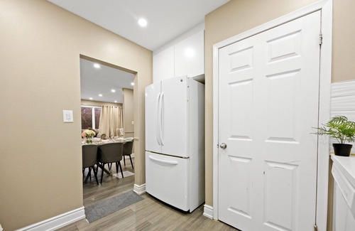 Burlington House | Beautiful 4BR Family Retreat | Burlington Comfort