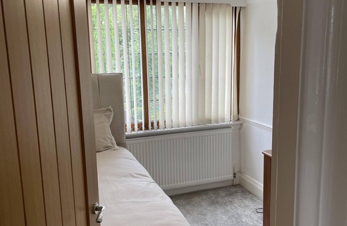 Walsall House | Beautiful 5-bed House in Walsall