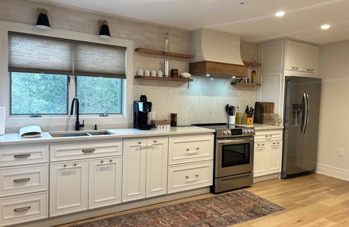 Athens House | Beautiful 5-bedroom close to skiing, Hudson and indoor fireplace