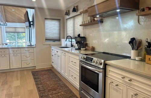 Athens House | Beautiful 5-bedroom close to skiing, Hudson and indoor fireplace