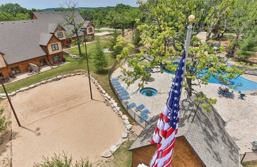 Branson Villa | Beautiful 5 Bedroom Poolside Villa