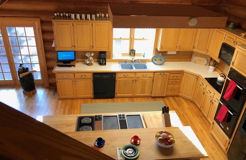 Island Park House | BEAUTIFUL 5 STAR LOG HOME ON 26 ACRES! LAKE VIEWS, STOCKED POND, 18 MILES TO YNP