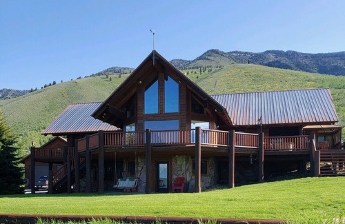 Island Park House | BEAUTIFUL 5 STAR LOG HOME ON 26 ACRES! LAKE VIEWS, STOCKED POND, 18 MILES TO YNP