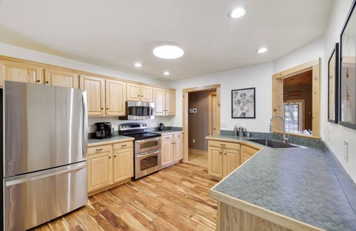 Cresco House | Beautiful 5BR, Gameroom, Hot Tub, Fenced Yard