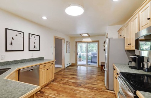 Cresco House | Beautiful 5BR, Gameroom, Hot Tub, Fenced Yard