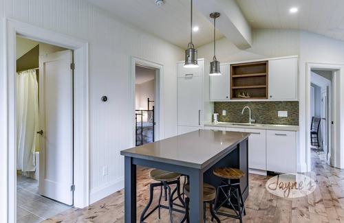 Muskoka Lakes Cottage | Beautiful 6 bed, 3 bath on Lake Muskoka, All Season! Sun all Day! Sand Beach!