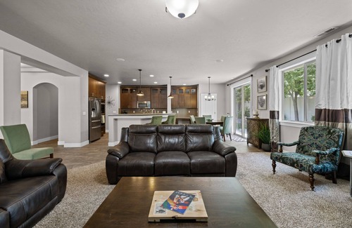 Meridian House | Beautiful 6 bed home in Fall Creek- Sleeps 14 w/community pool-Pet friendly!