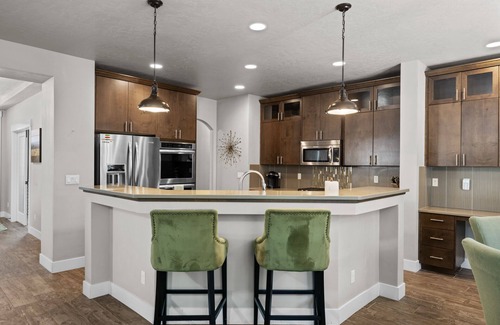 Meridian House | Beautiful 6 bed home in Fall Creek- Sleeps 14 w/community pool-Pet friendly!