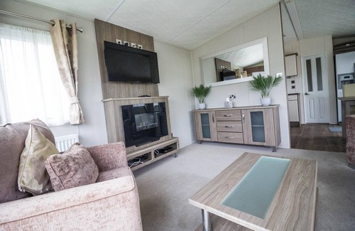 Lowestoft House | Beautiful 6 berth caravan by the beach in Suffolk ref 40076ND
