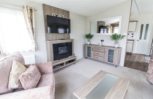 Lowestoft House | Beautiful 6 berth caravan by the beach in Suffolk ref 40076ND