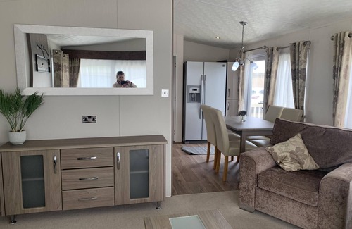 Lowestoft House | Beautiful 6 berth caravan by the beach in Suffolk ref 40076ND