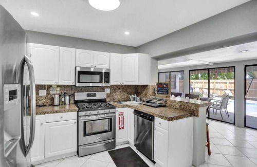 Oakland Park Villa | Beautiful 7bdr Villa Pool BBQ