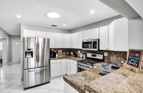 Oakland Park Villa | Beautiful 7bdr Villa Pool BBQ