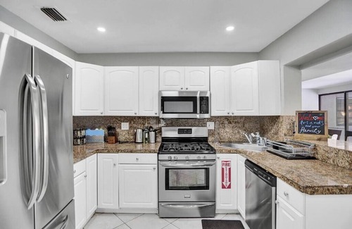Oakland Park Villa | Beautiful 7bdr Villa Pool BBQ