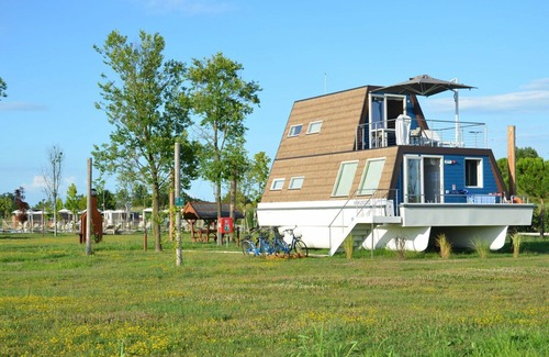 Lignano Sabbiadoro House | Beautiful apartment in villa for 6 people with A/C, WIFI, pool, TV, terrace and pets allowed