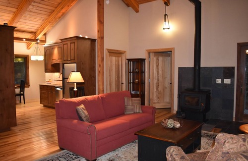 Cooper Landing House | Beautiful Alaska Vacation Home Steps from Kenai River (Lynx Cottage)