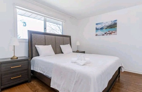 Burlington House | Beautiful and Cozy Bungalow