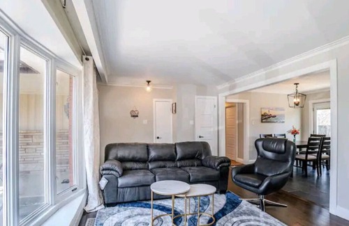 Burlington House | Beautiful and Cozy Bungalow