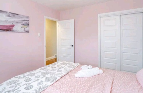 Burlington House | Beautiful and Cozy Bungalow