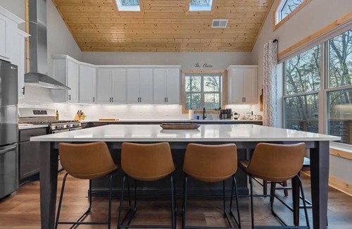 Ellijay Ski Chalet | Beautiful and Peaceful Modern Chalet in River Resort w Hot Tub