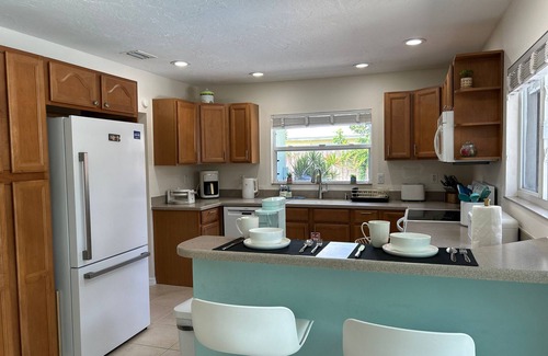 Bradenton House | BEAUTIFUL AND SPACIOUS BACKYARD-HEATED POOL-HOT TUB/BBQ/CORNHOLE/NEAR BEACH/MALL
